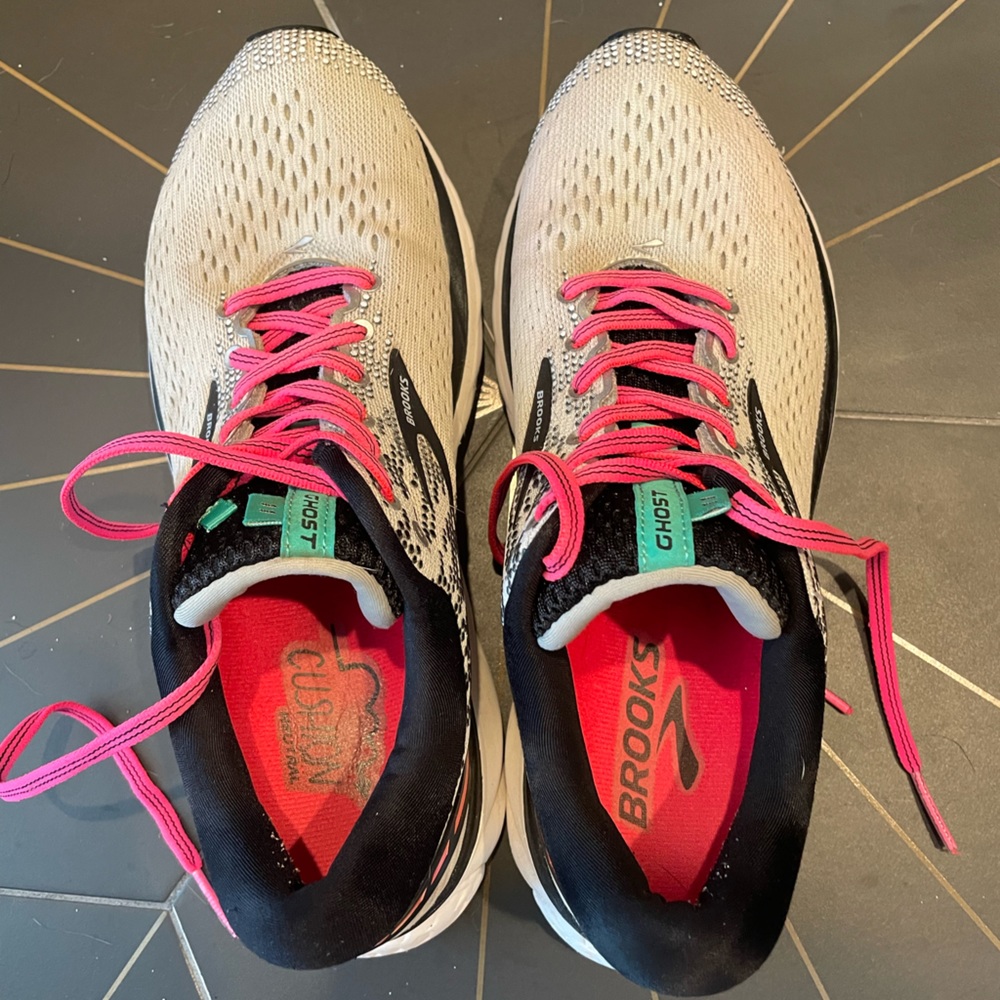 Brooks Ghost 11 Women’s shoes, size 9